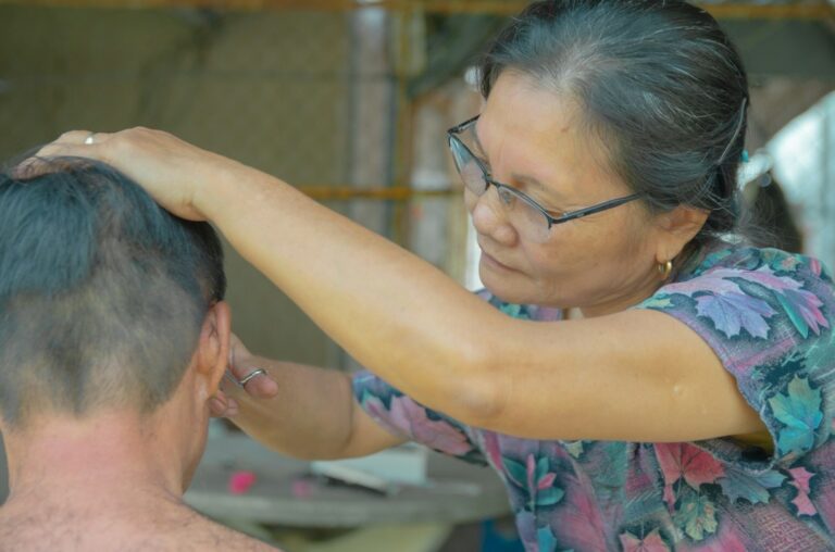 Người lớn tuổi Việt Nam được cắt tóc trong một dịch vụ chăm sóc cá nhân