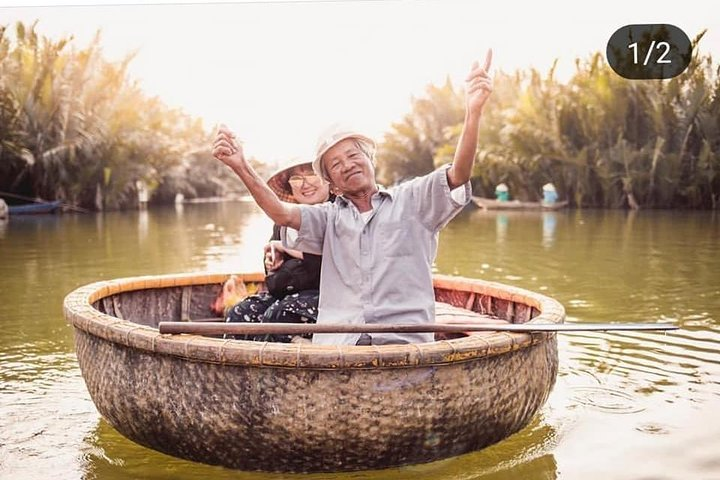 Cặp vợ chồng lớn tuổi tận hưởng chuyến đi bằng thuyền thúng tại Hội An