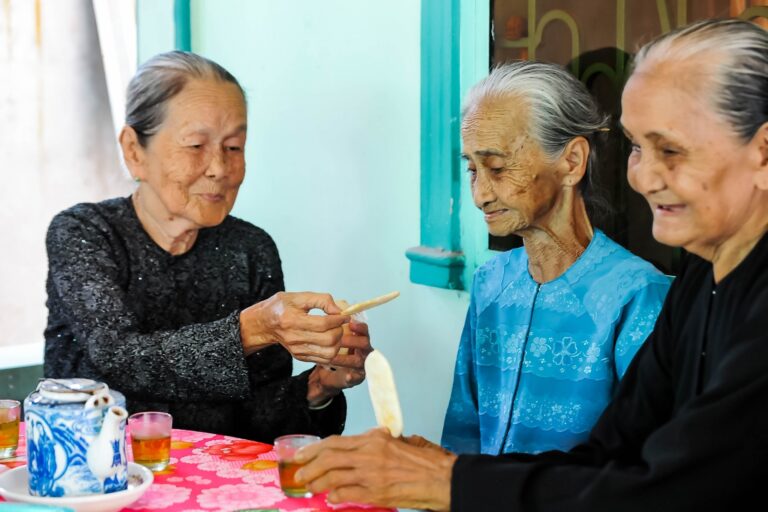 Những người lớn tuổi Việt Nam cùng uống trà và trò chuyện