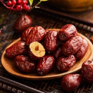 Chinese,Style,Scene,With,Red,Dates,On,Wooden,Plates Táo đỏ Tân Cương